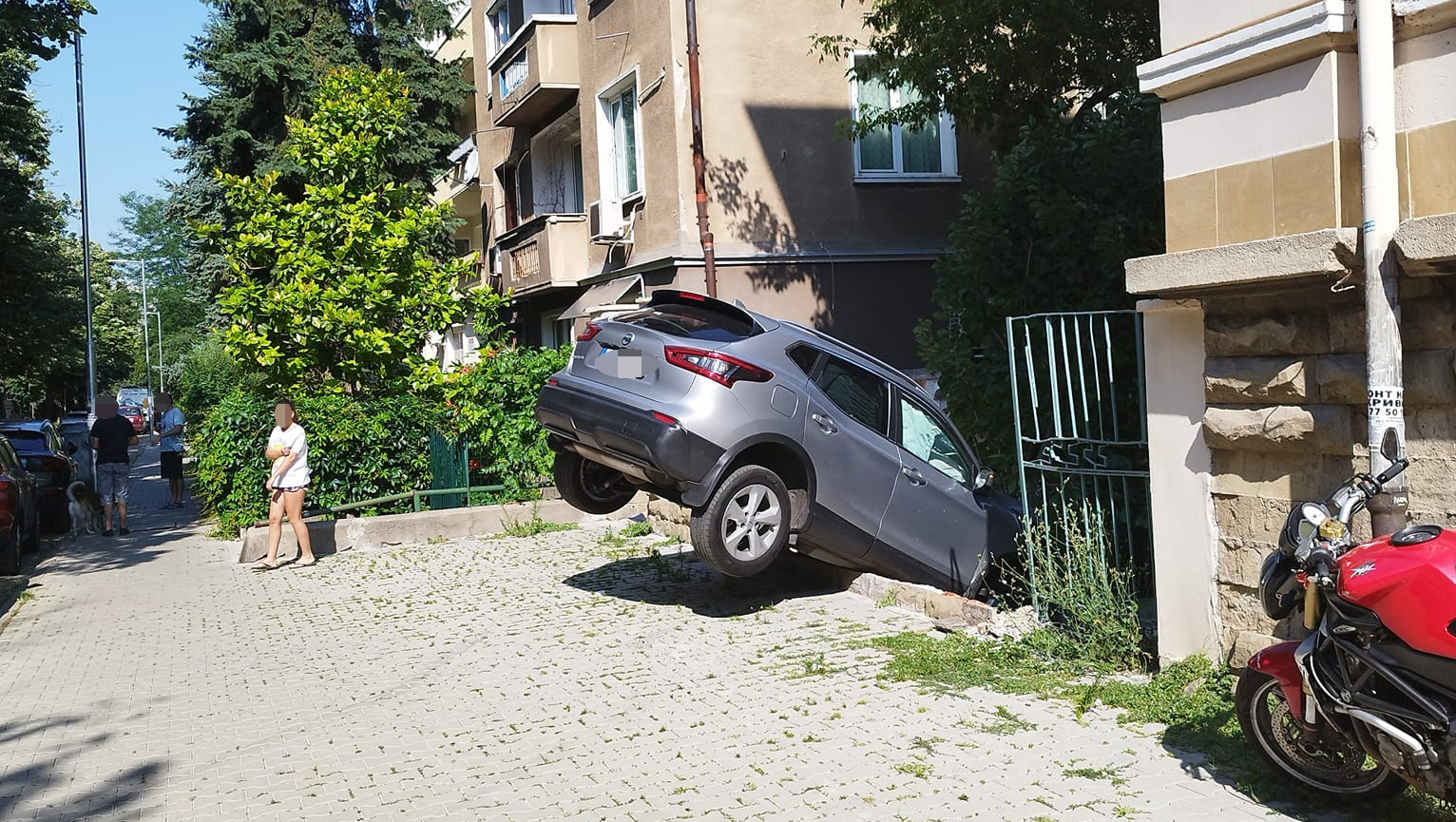 Кола е катастрофирала вследствие на което е пропаднала в двор