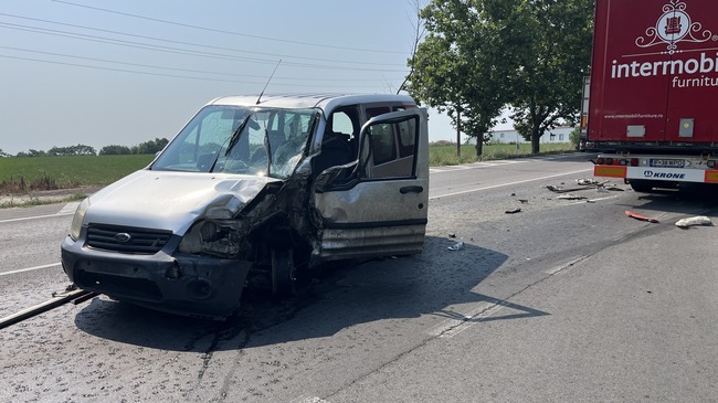Кола с турска регистрация и румънски тир са се ударили