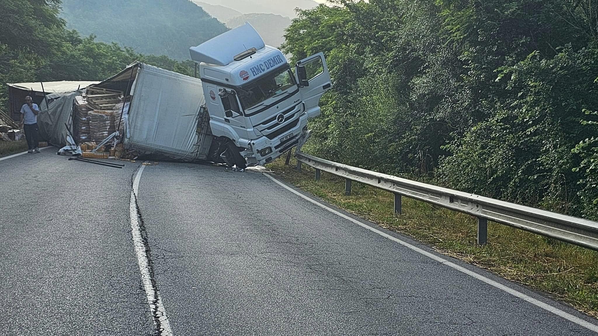 Катастрофирал тир затруднява движението на пътя между Гурково и Пчелиново