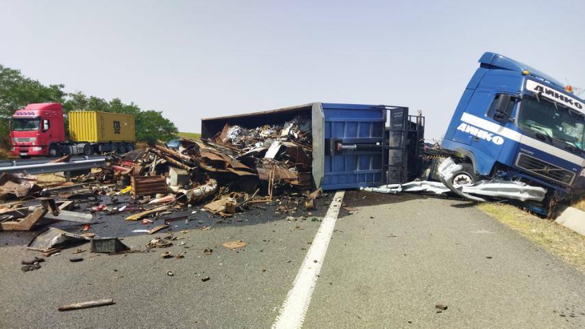 Верижна катастрофа с участието на три тира е станала на