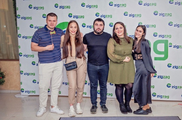 Три години след като завършва средното си образование във Варненската