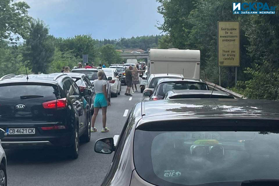 Стотици автомобили попаднаха в огромно задръстване на пътя Бургас-Созопол край