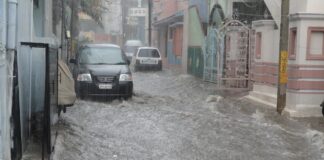 Наводнение - индийска улица.