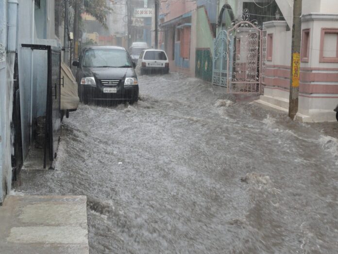 Наводнение - индийска улица.