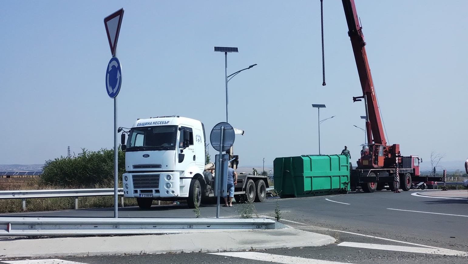 Водач на камион на сметопочистващата фирма е транспортиран в УМБАЛ Бургас