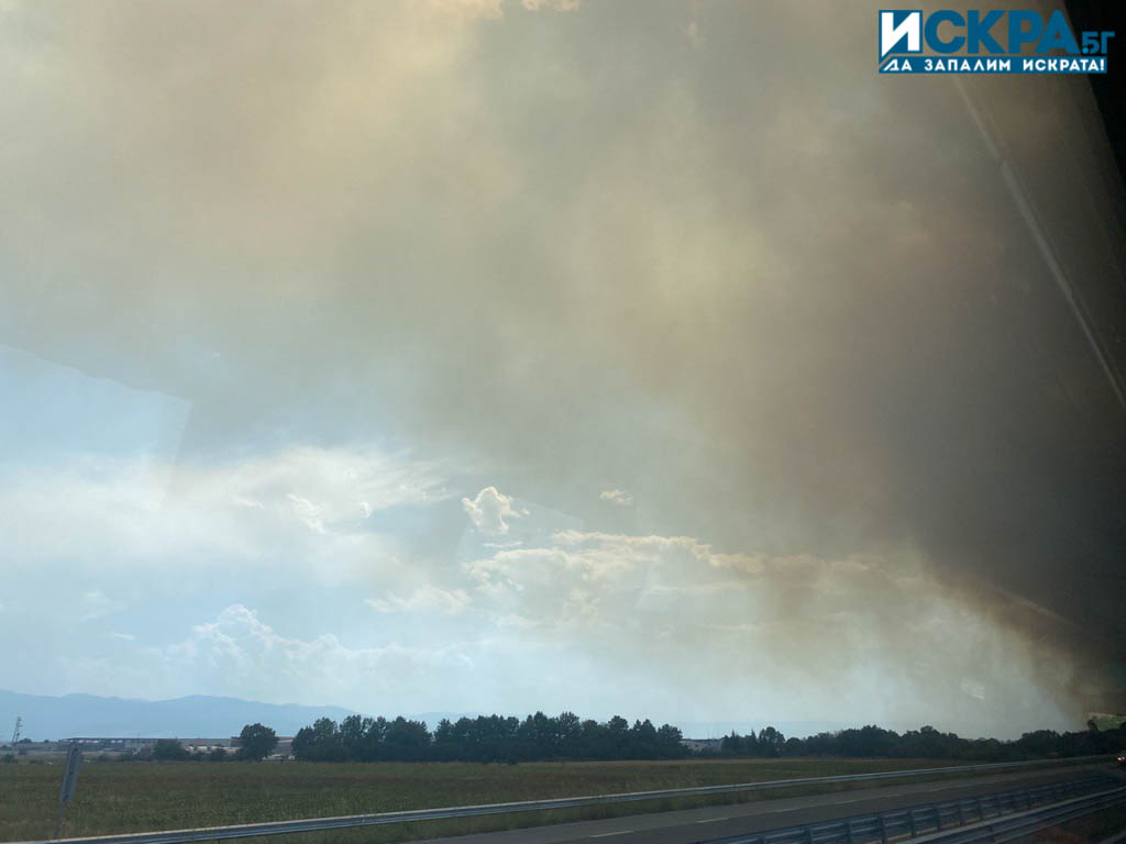 Пожар. Снимка: Искра.бг
Огромен пожар гори край АМ Тракия“ в посока