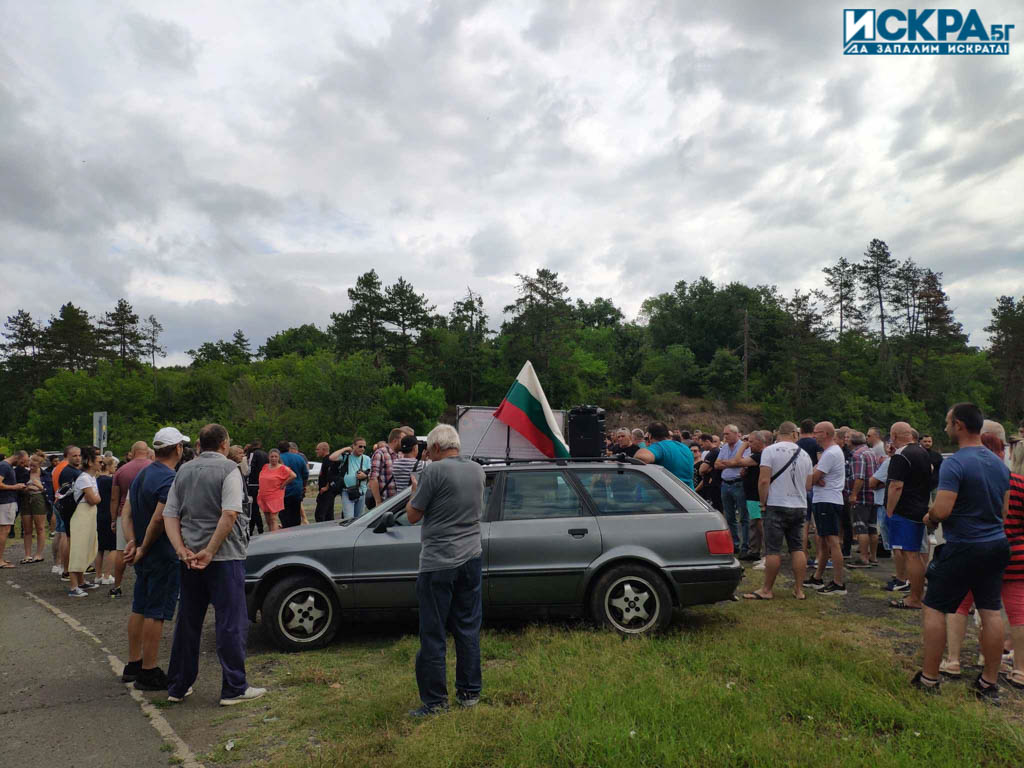 Протестиращи от селата Росен Веселие Равна гора Ясна Поляна и