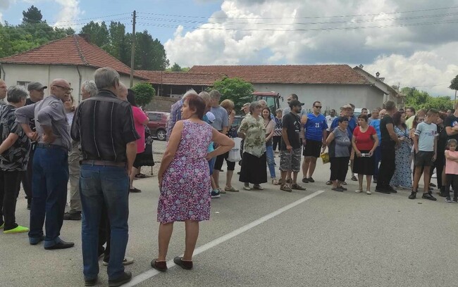 Жители на криводолското село Осен блокираха за десетина минути днес