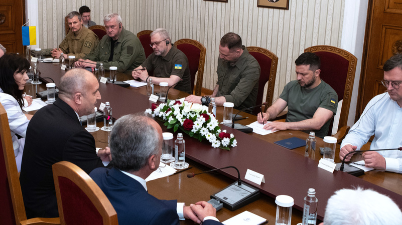 Депутатът от Продължаваме Промяната Демократична България ПП ДБ Ивайло Мирчев коментира срещата