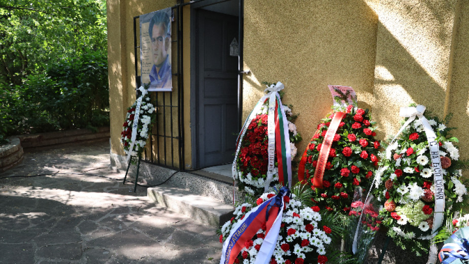 Паметта на Никола Вапцаров беше почетена с церемония в София