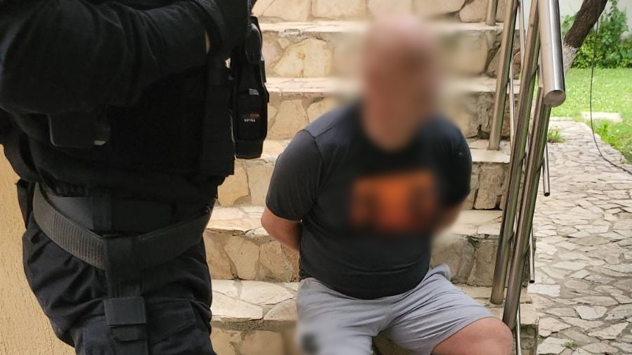 Задържан Снимка СДВР
Трима криминално проявени автокрадци със знакови прякори са