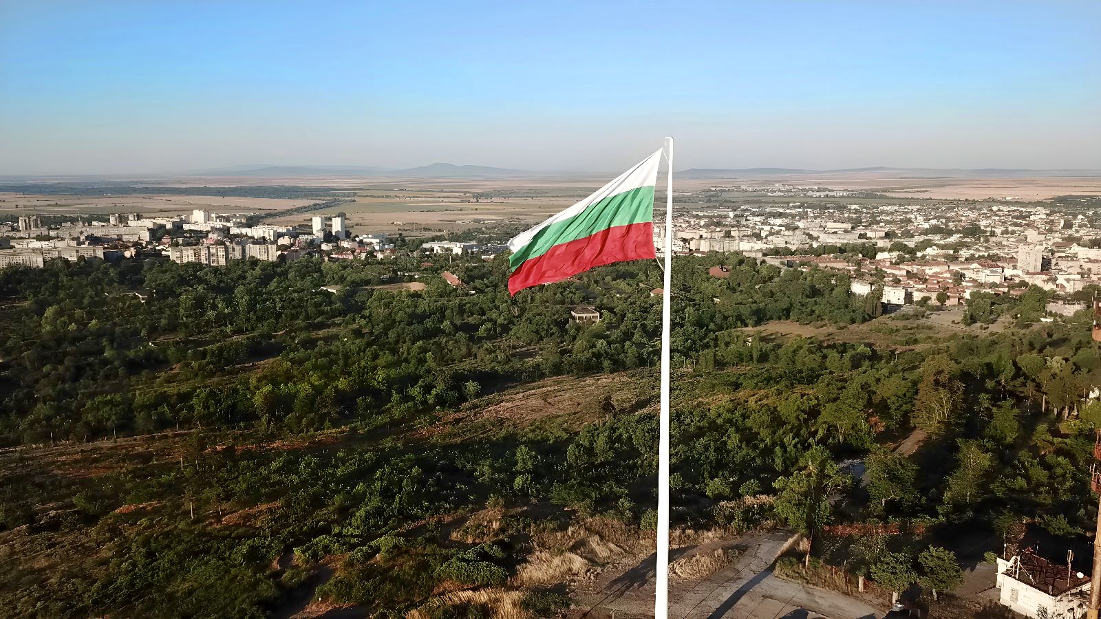 Българско знаме с размери 11 на 18 метра вече се
