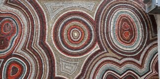 Мозаечни пана върху фасадата на блок в Пловдив