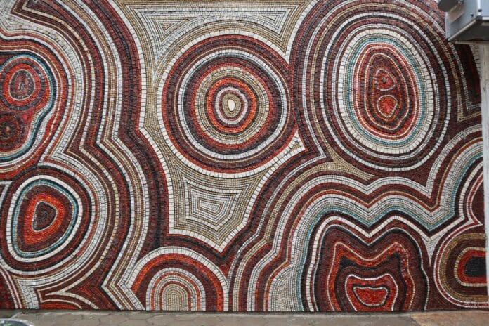 Мозаечни пана върху фасадата на блок в Пловдив