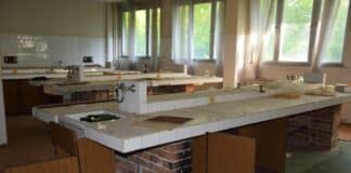 Изоставена сграда