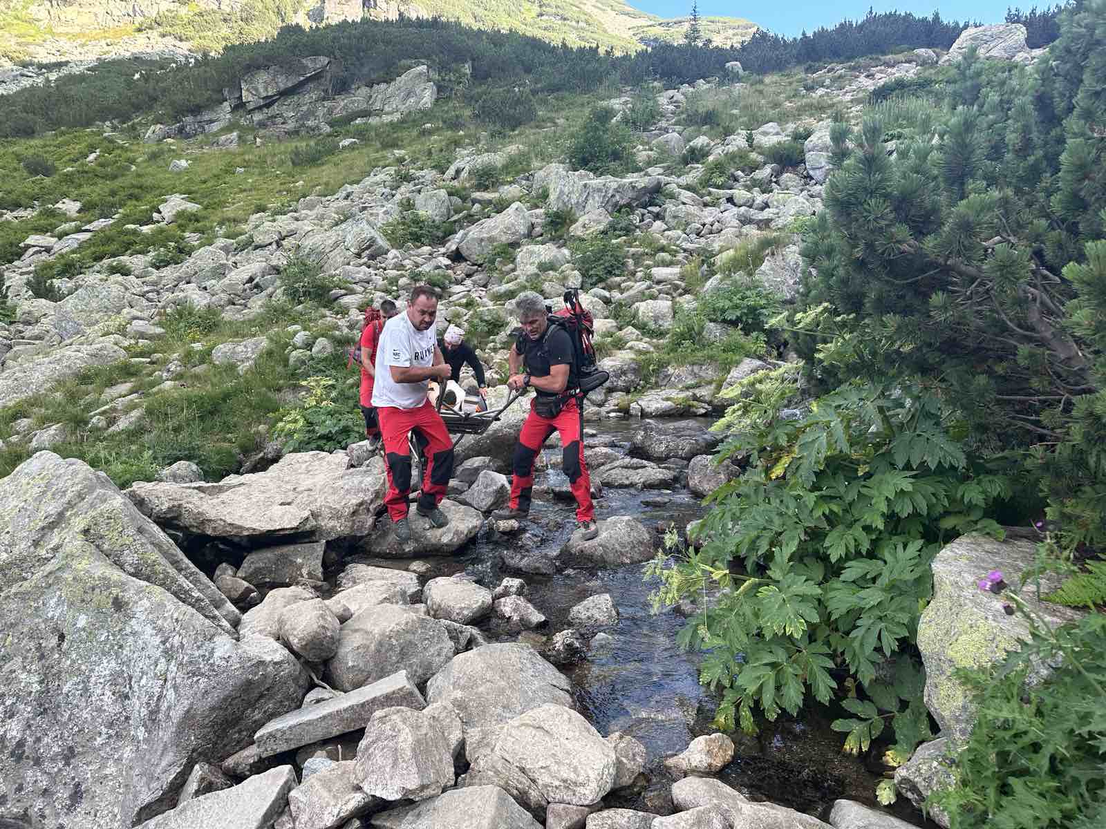 Пострадала туристка Снимка ПСС Боровец Facebook
Отрядът на Планинската спасителна служба ПСС