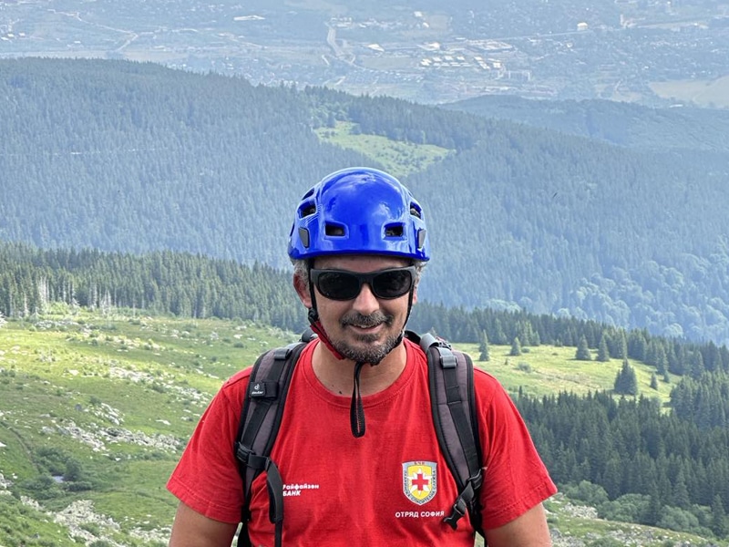 Спасител от отряда на Планинската спасителна служба София е загинал докато