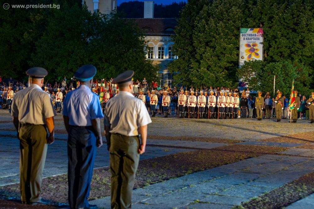 Водени от политически недоимък днес късаме парче по парче от