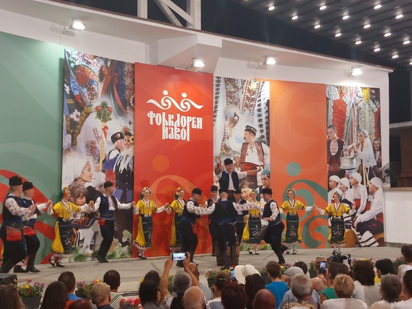 Националният фолклорен ансамбъл Българе“ участва в Международния фолклорен фестивал /МФФ/