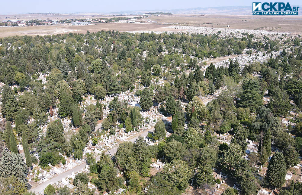 Гробищен парк Снимка Искра бг
Около 2000 погребения на година се