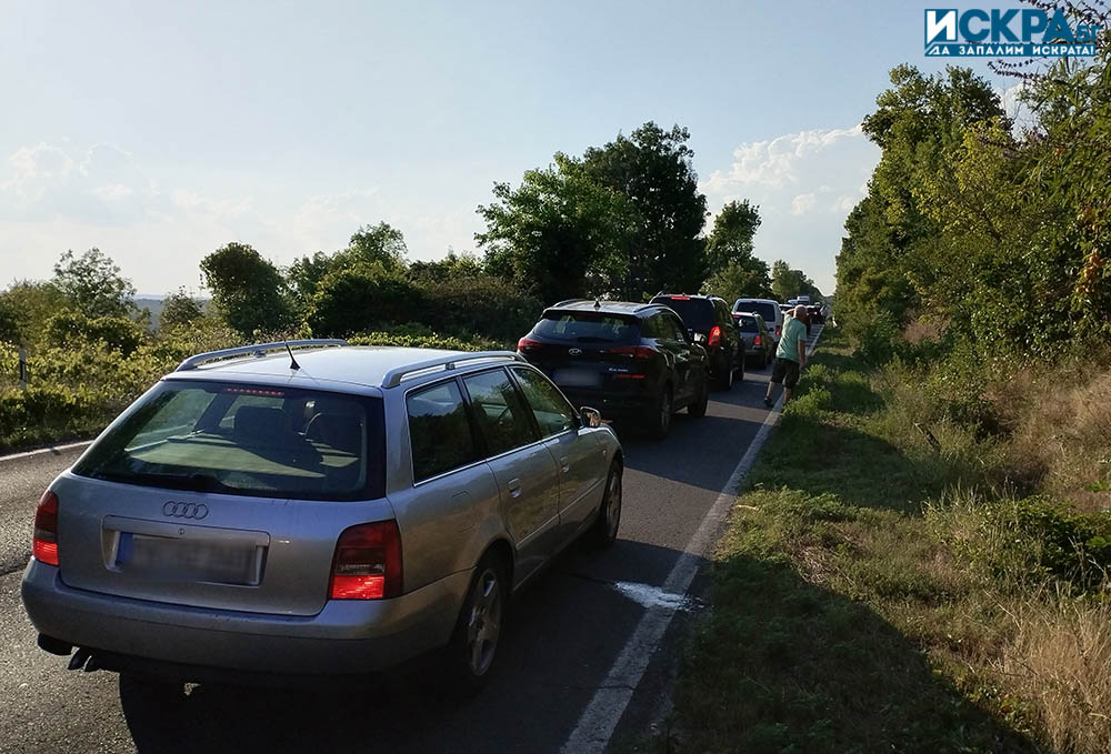 Катастрофа предизвика задръстване на пътя Бургас-Варна, съобщи читател на Искра.бг,