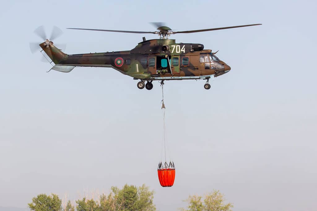Военнослужещи от 24 та авиобаза Крумово с вертолет AS 532 AL
