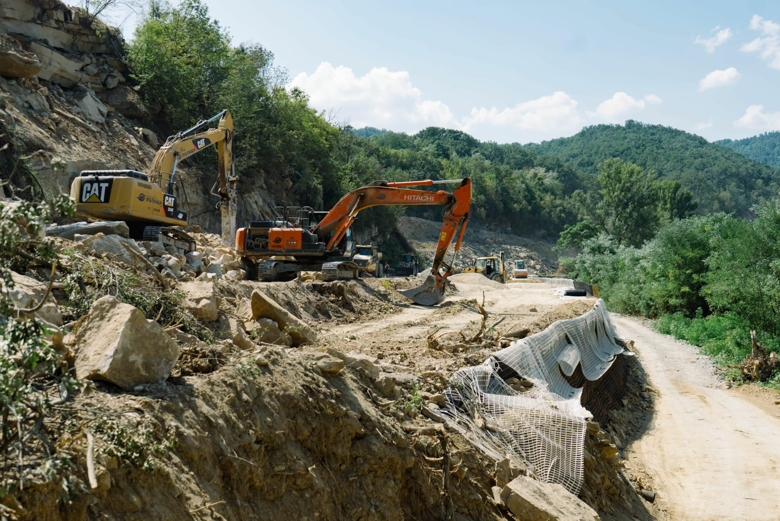 Усилиени ремонотни дейности текат на път 1 1 Е 79 Мездра –