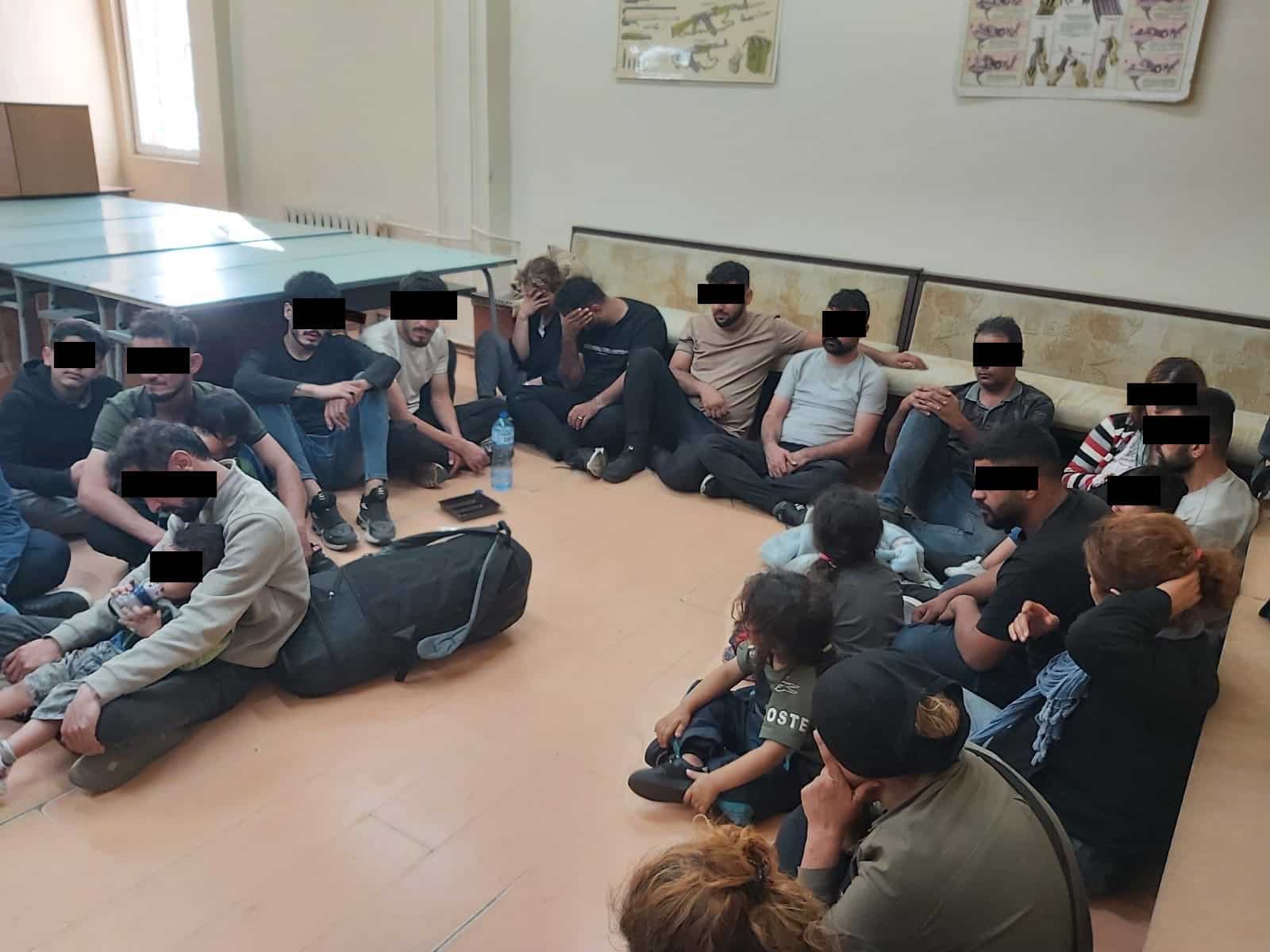 От пресцентъра на ОДМВР Бургас разпространиха снимки на заловените мигранти