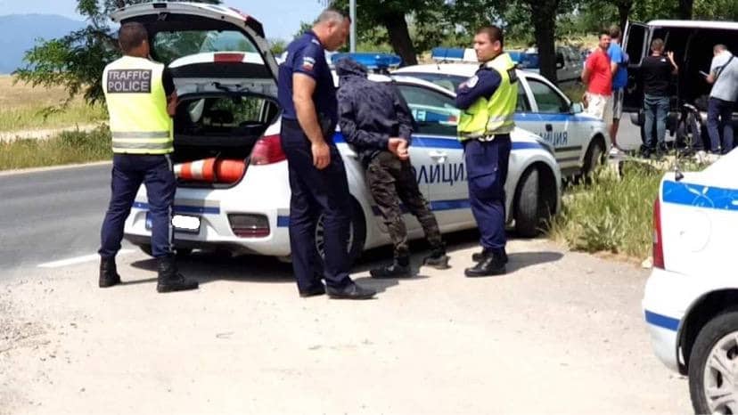 Два леки автомобила, превозващи 18 мигранти, са заловени на обходния