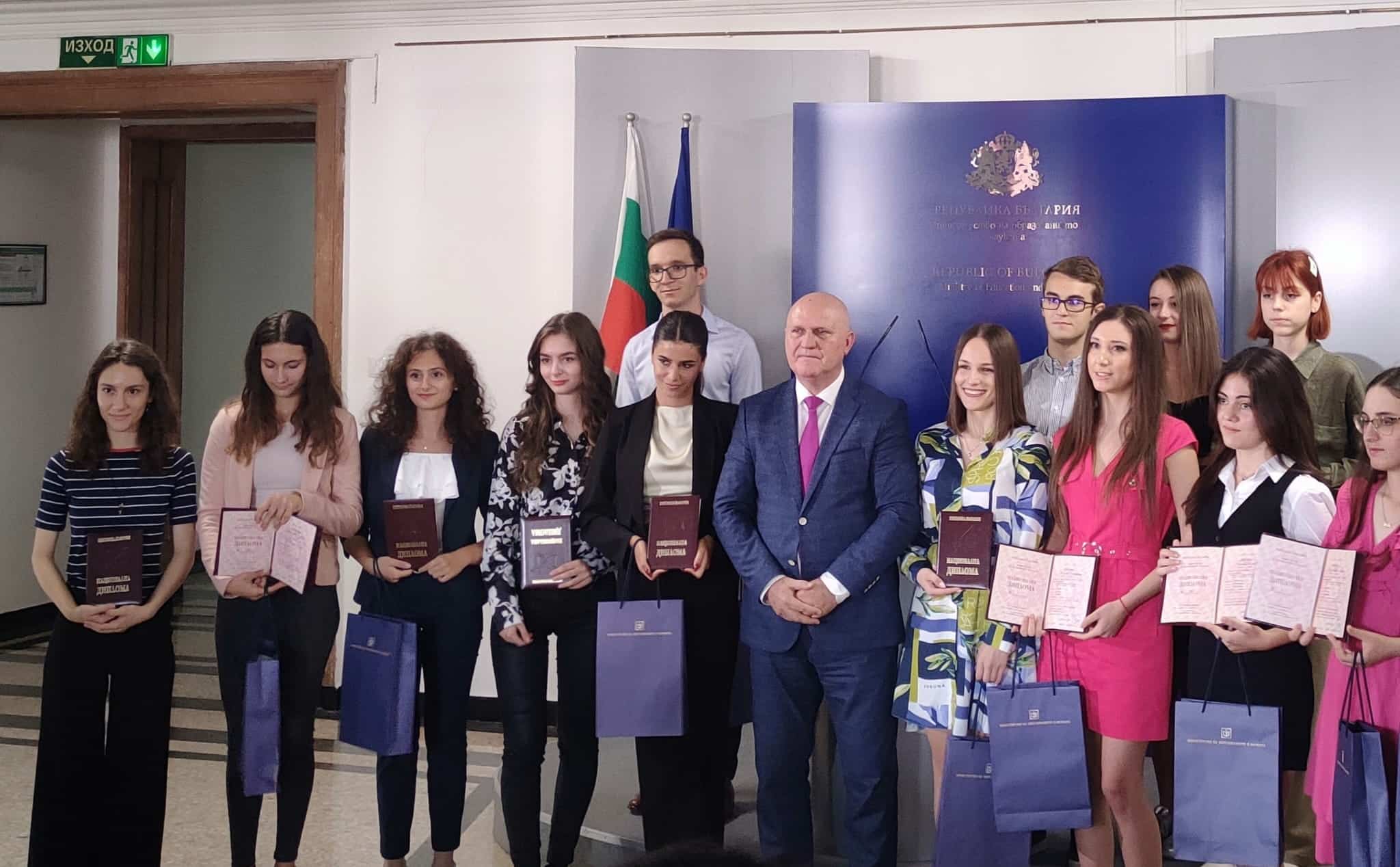 16 зрелостници от випуск 2022 2023 от 13 училища получиха почетното