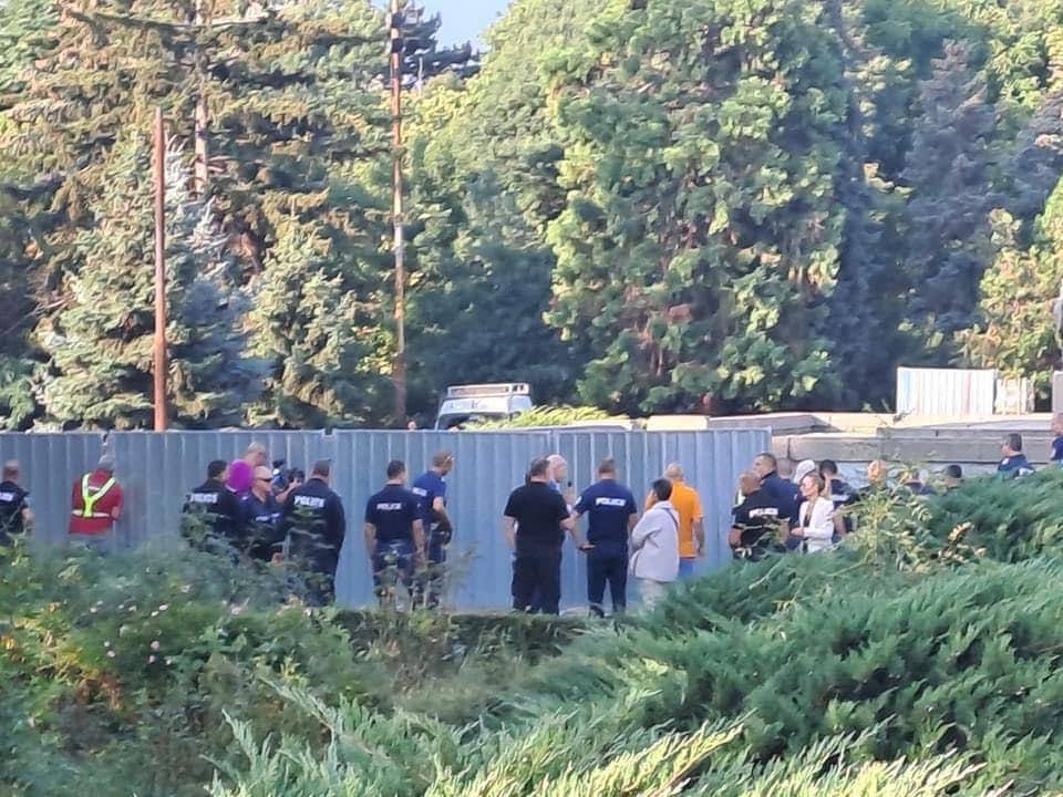 Броени минути след 15 00 часа полицейски служители са започнали да