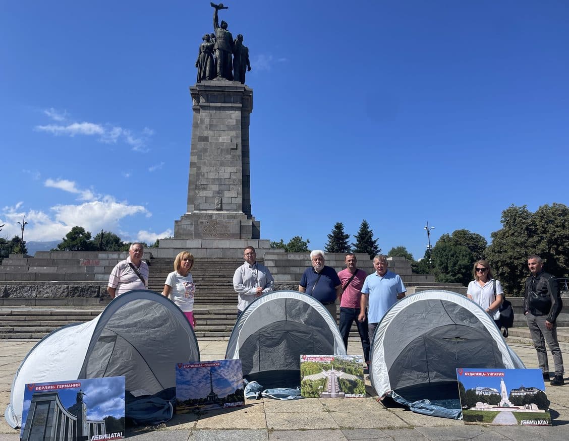 От Левицата!“ изградиха палатков лагер в защита на паметника на