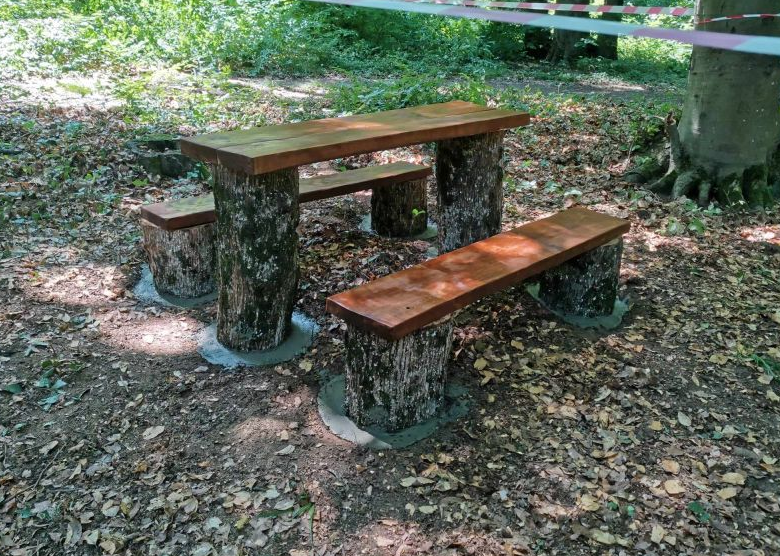 Нови пейки за туристите изработиха служителите на Природен парк Шуменско