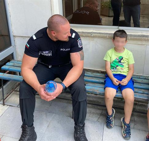 Полицай и намереното дете