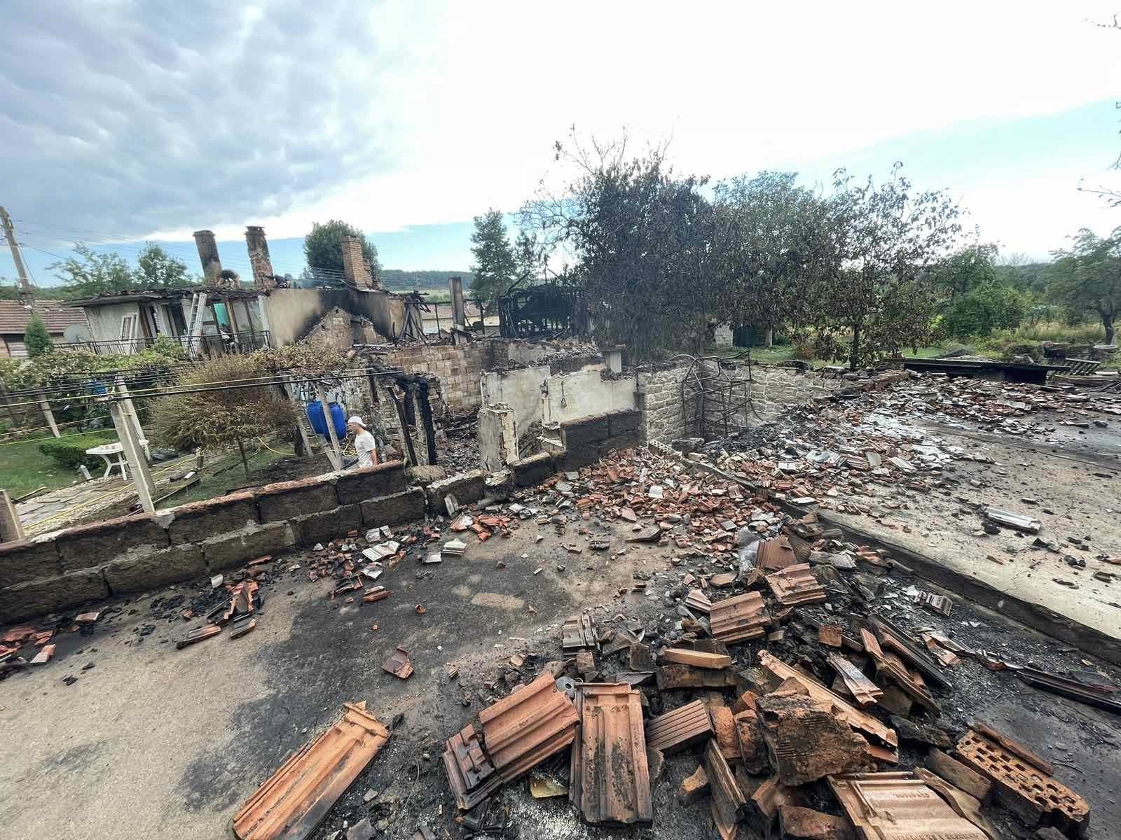 Пожар е изпепелил къщата на младо семейство с 3 годишно дете