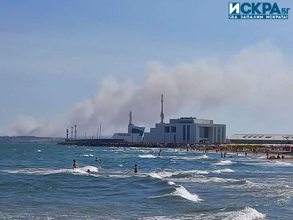 Огромен пожар гори край Бургас Това съобщиха читатели на Искра бг Огнената