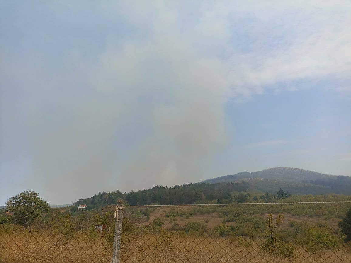 Голям пожар бушува край 3 села в Бургаско предава БНТ Според