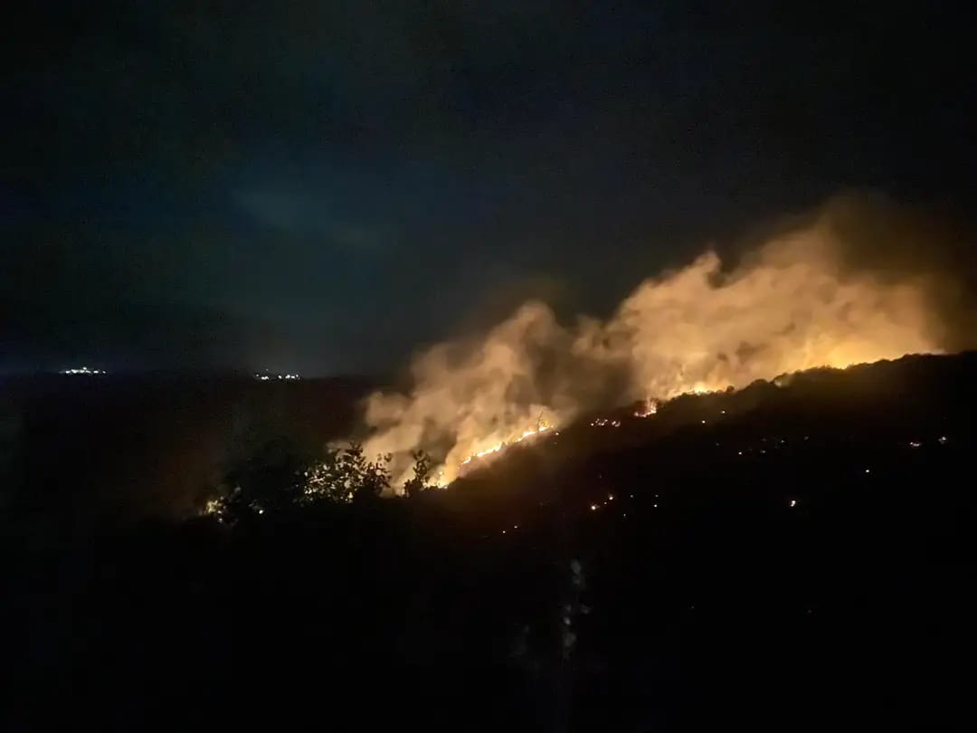 Пожарът край Ветрен е локализиран, като продължава гасенето на локални