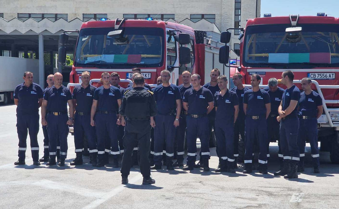 20 български пожарникари помагали в продължение на 2 седмици на
