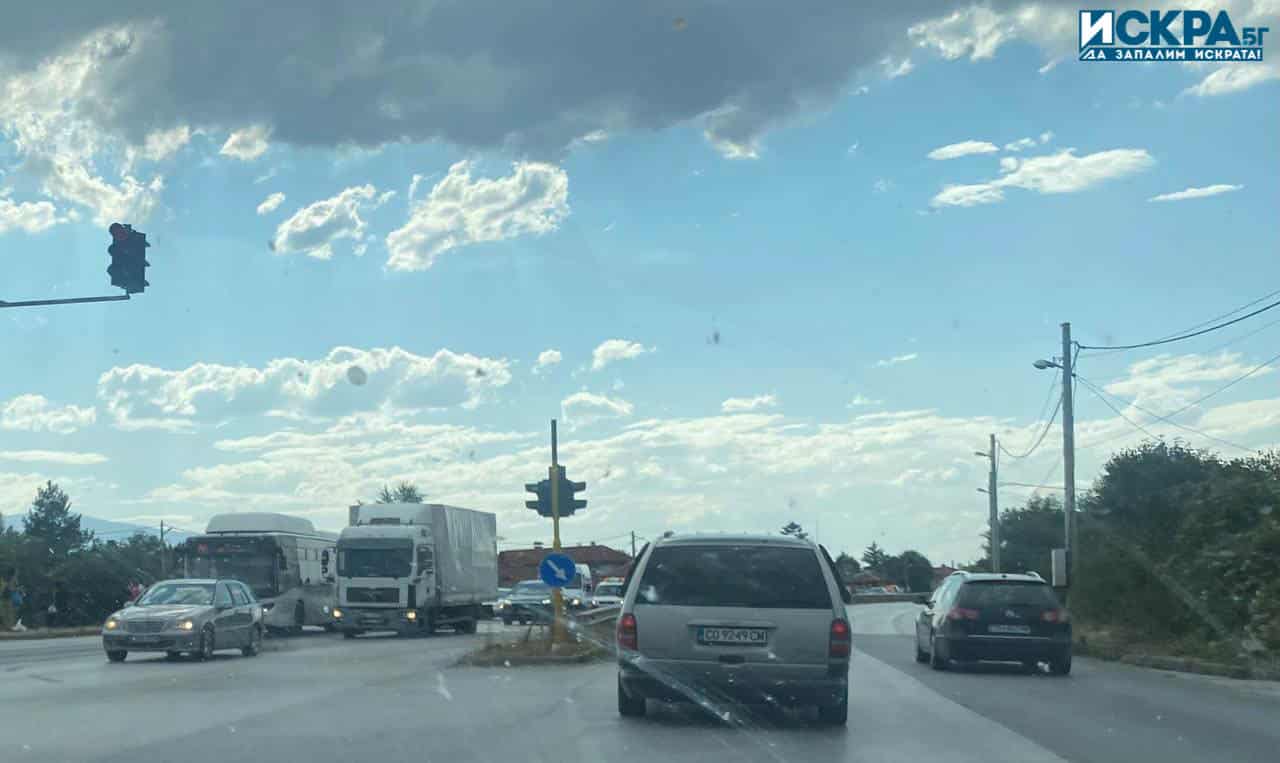 Катастрофа затруднява движението на централния бул Ботевградско шосе в село