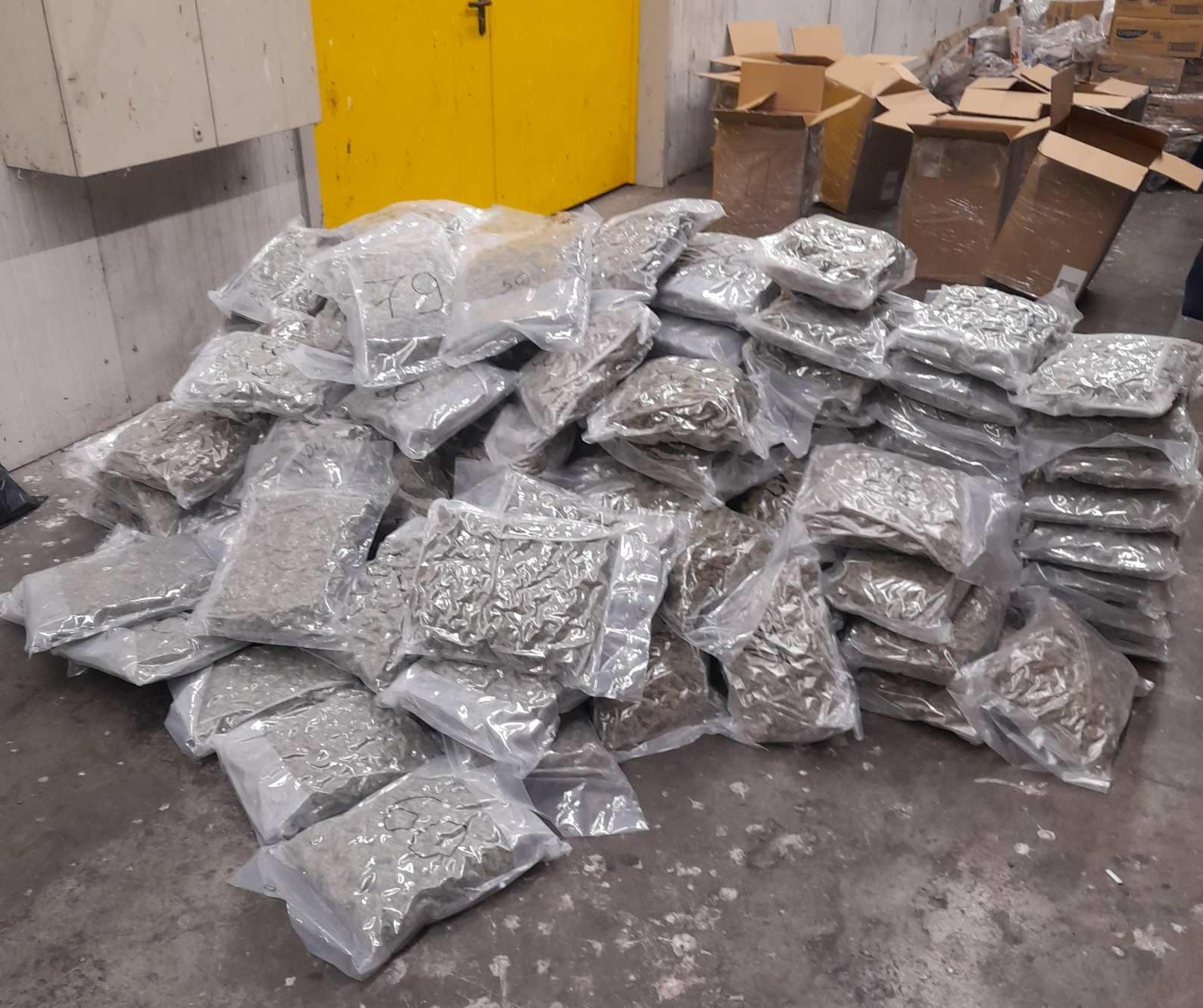 Марихуана. Снимка; Агенция Митници“
145.11 кг марихуана на стойност 2 320