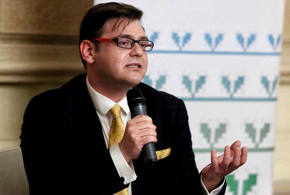 няма да изкара пълен мандат защото под повърхността бълбука заяви