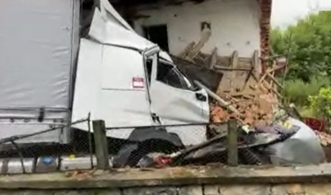 Продължава изтеглянето на тежкотоварния камион врязал се в къща в