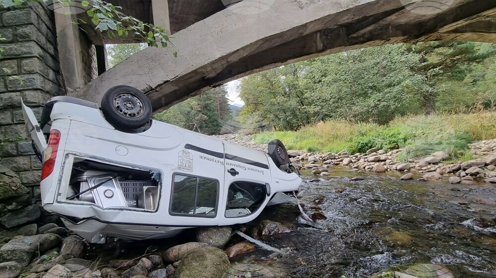 Автомобил е паднал в реката от моста при самоковското село