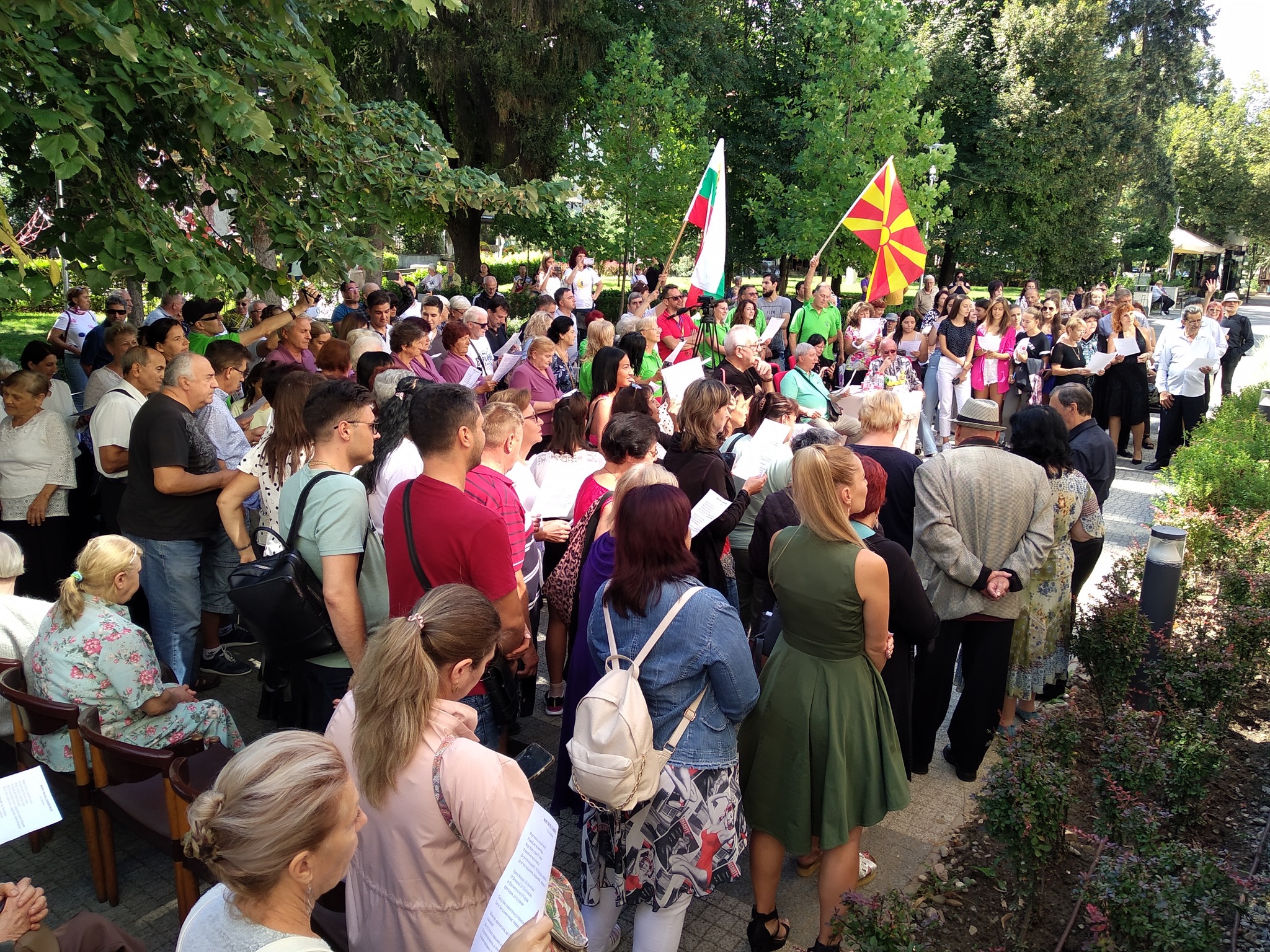 Повече от сто изпълнители от България и Македония изпяха заедно