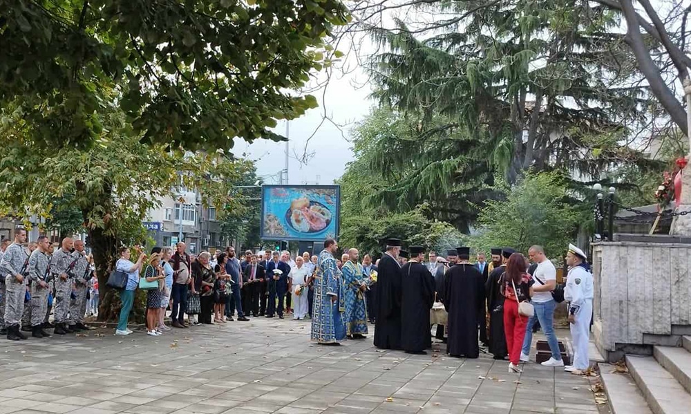С поднасяне на венци и цветя бе почетена в Бургас