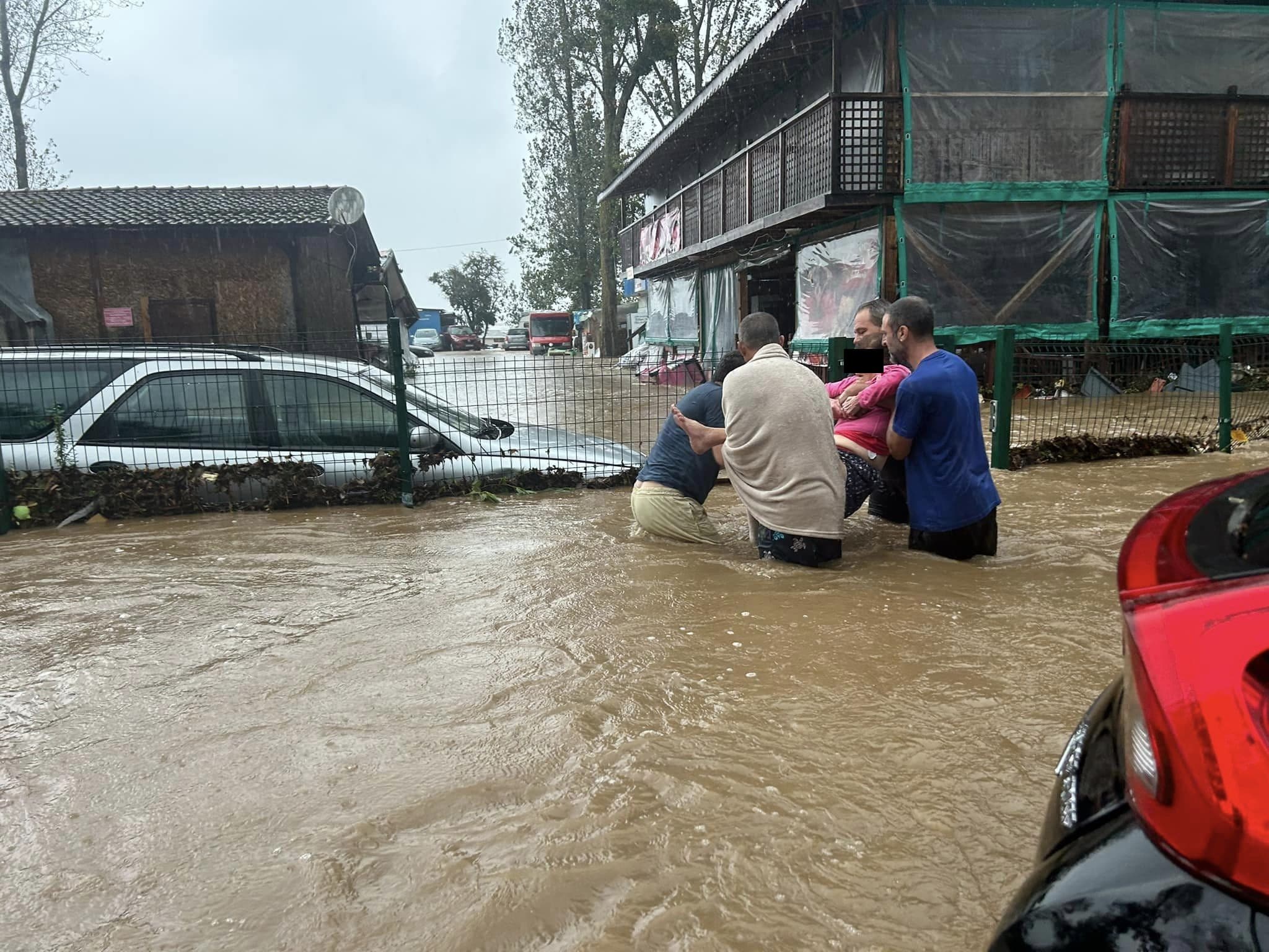 Евакуация Снимка Евакуация Facebook
Къмпинг Оазис е почти целият под вода