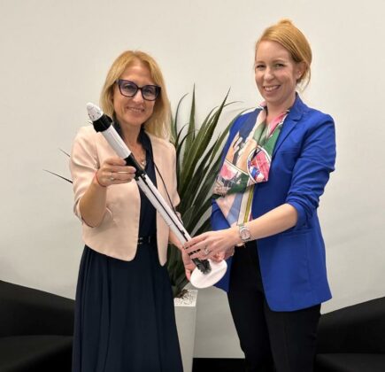 Милена Стойчева в ляво