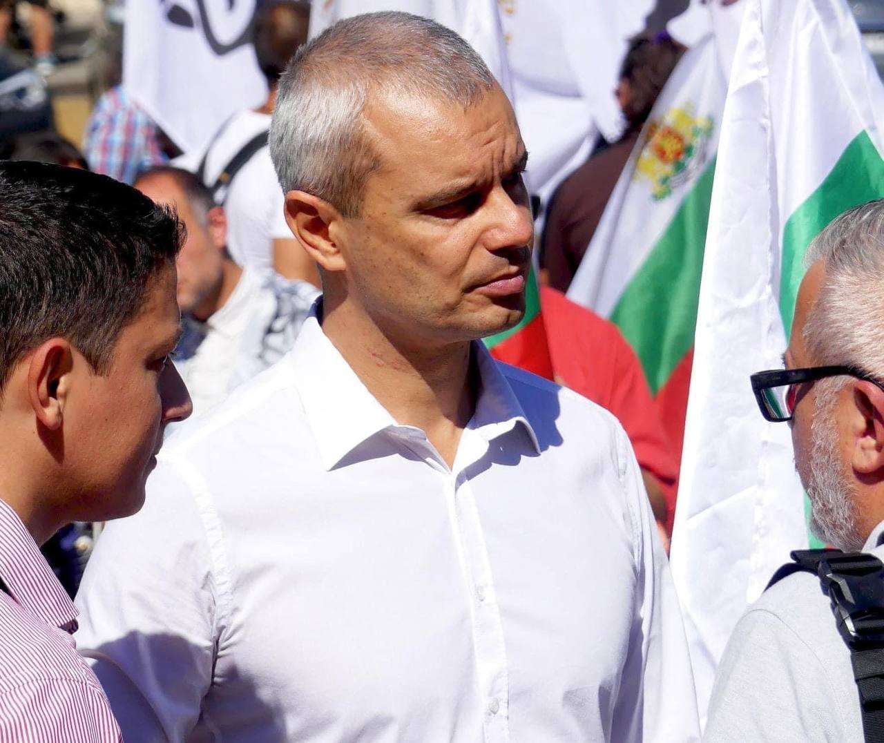 Лидерът на ПП Възраждане Костадин Костадинов е отишъл при протестиращите