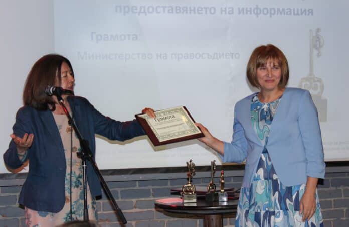 Юлия Ковачева, вдясно